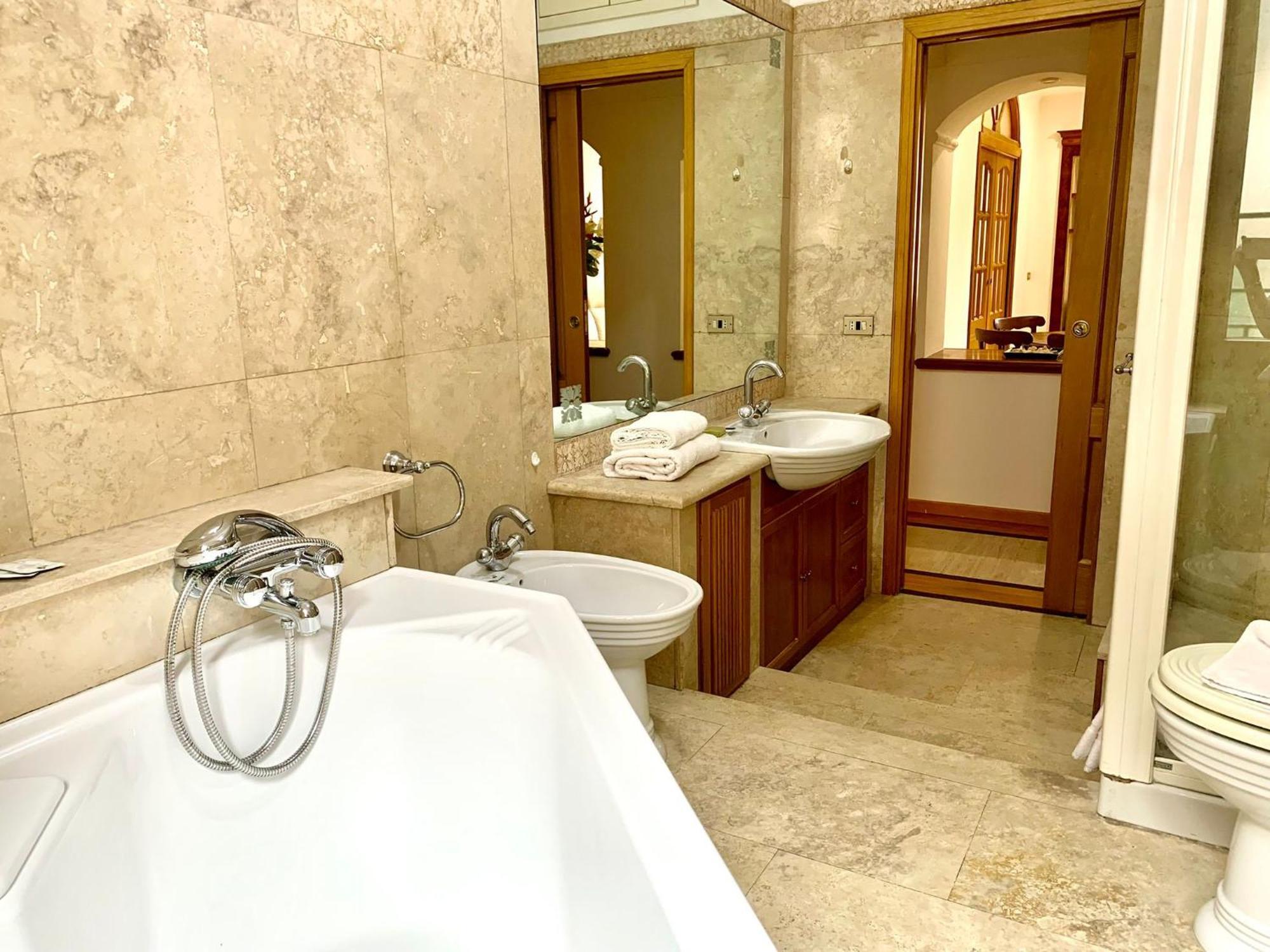 Colosseo Prestige Apartment Rom Exteriör bild